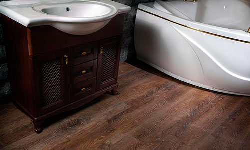 Композитный пол Ceramo Vinilam Wood в ванной. Ceramo Vinilam.